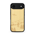 Coque de protection en bois véritable fabriquée en France pour  sur le thème de la montagne, du ski et de la neige avec un motif représentant une paire de ski plantée dans la neige avec en fond des montagnes enneigées