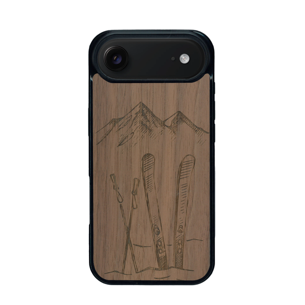 Coque de protection en bois véritable fabriquée en France pour iPhone 17 Air sur le thème de la montagne, du ski et de la neige avec un motif représentant une paire de ski plantée dans la neige avec en fond des montagnes enneigées