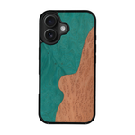 Coque de protection en bois véritable fabriquée en France pour iPhone 17 alliant plusieurs essences de bois pour représenter une plage paradisiaque