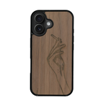 Coque de protection en bois véritable fabriquée en France pour iPhone 17 représentant une main de femme tenant une cigarette de type line art en collaboration avec l'artiste Maud Dabs