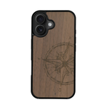 Coque de protection en bois véritable fabriquée en France pour iPhone 17 avec une gravure "rose des vents" sur le thème nautique et de l'océan qui s'inspire des boussoles de pirate