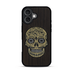 Coque de protection en bois véritable fabriquée en France pour  alliant du chêne fumé avec du métal argenté et doré représentant une tête de mort mexicaine sur le thème Dia de los Muertos