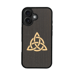 Coque de protection en bois véritable fabriquée en France pour iPhone 17 alliant du chêne fumé et du bambou représentant une triquetra