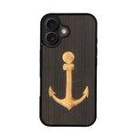 Coque de protection en bois véritable fabriquée en France pour iPhone 17 sur le thème nautique avec un bois clair et un bois foncé représentant une ancre de bateau