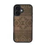 Coque de protection en bois véritable fabriquée en France pour iPhone 17 avec des motifs géométriques s'inspirant des temples aztèques, mayas et incas