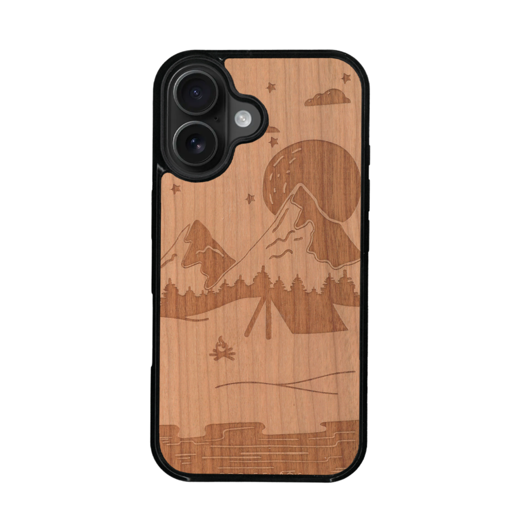 Coque de protection en bois véritable fabriquée en France pour iPhone 17 sur le thème du camping en pleine nature représentant une tente avec un feu de camp entouré de montagnes