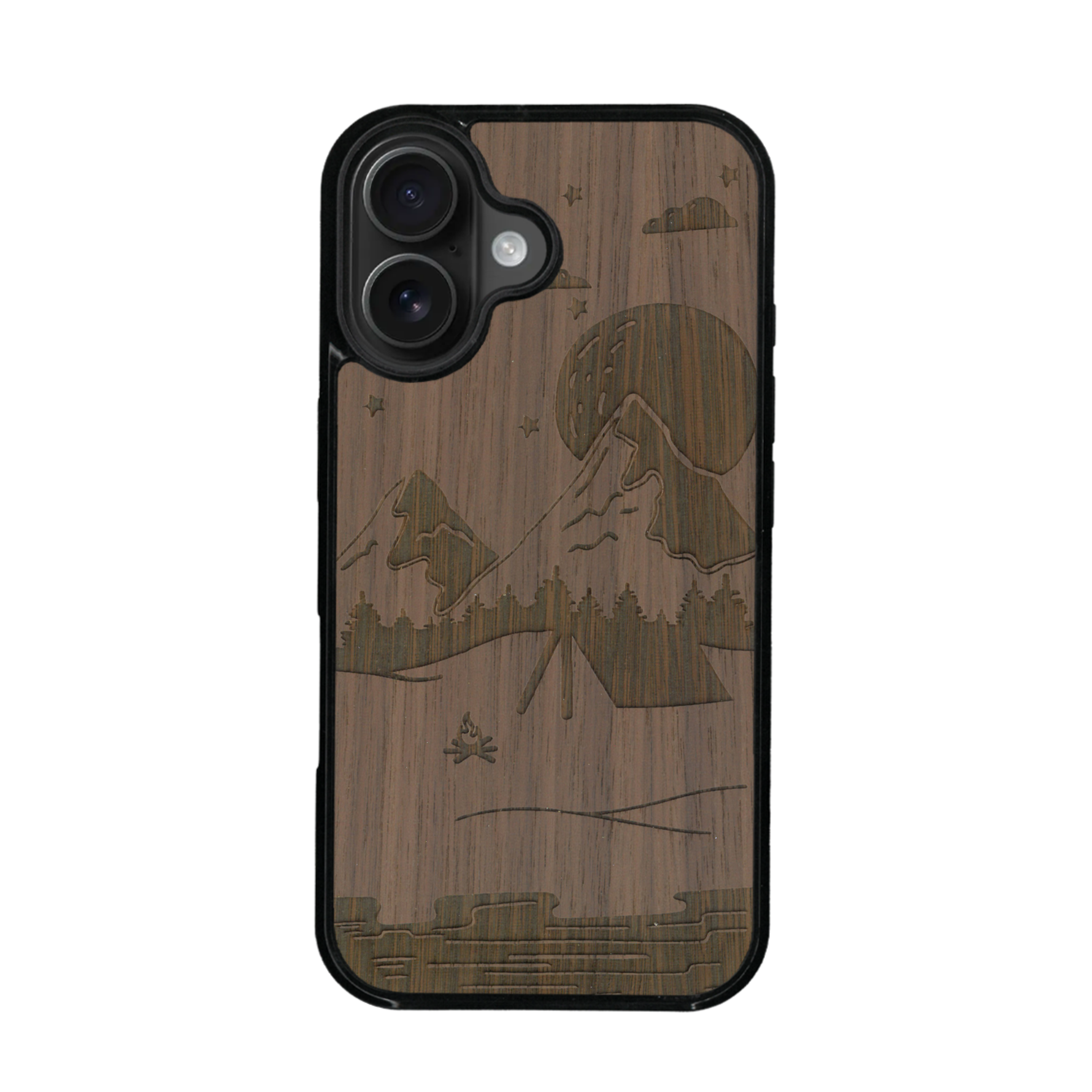Coque de protection en bois véritable fabriquée en France pour iPhone 17 sur le thème du camping en pleine nature représentant une tente avec un feu de camp entouré de montagnes