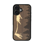 Coque de protection en bois véritable fabriquée en France pour iPhone 17 sur le thème de la nature et de la montagne qui allie du chêne fumé, du noyer et du bambou représentant le mont mézenc