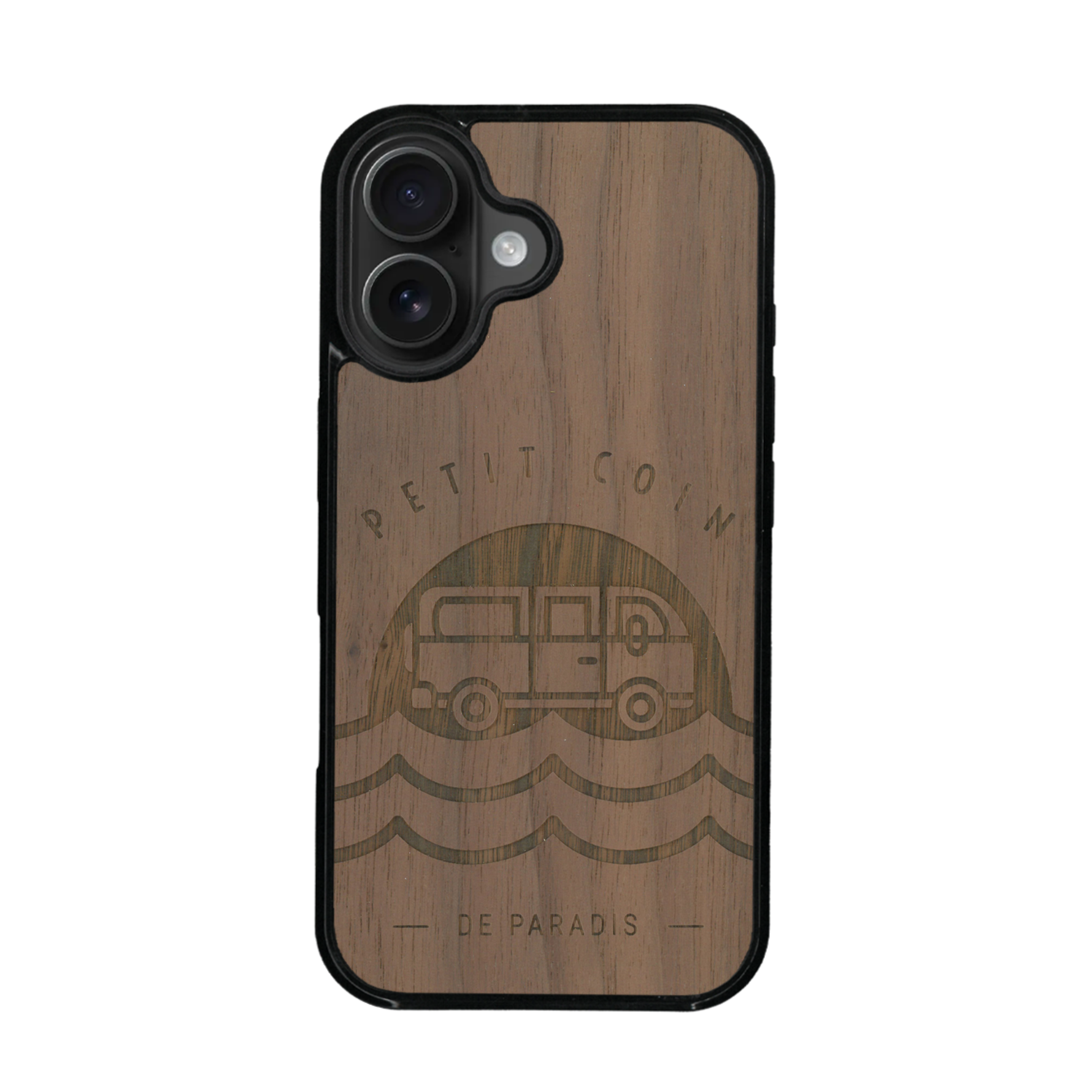 Coque de protection en bois véritable fabriquée en France pour iPhone 17 sur le thème des voyages en vans, vanlife et chill avec une gravure représentant un van vw combi devant le soleil couchant sur une plage avec des vagues