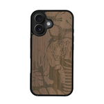 Coque de protection en bois véritable fabriquée en France pour iPhone 17 sur le thème de la nature et des animaux représentant un tigre dans la jungle entre des fougères