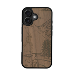 Coque de protection en bois véritable fabriquée en France pour iPhone 17 sur le thème de la randonnée en montagne et de l'aventure avec une gravure représentant une femme de dos face à un paysage de nature