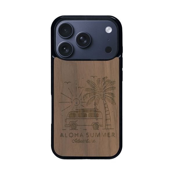 Coque de protection en bois véritable fabriquée en France pour iPhone 17 Pro sur le thème de la plage, de l'été et vanlife.