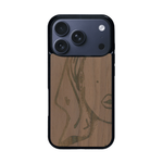 Coque de protection en bois véritable fabriquée en France pour iPhone 17 Pro représentant une silhouette féminine épurée de type line art en collaboration avec l'artiste Maud Dabs