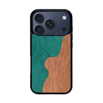 Coque de protection en bois véritable fabriquée en France pour iPhone 17 Pro alliant plusieurs essences de bois pour représenter une plage paradisiaque