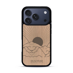 Coque de protection en bois véritable fabriquée en France pour  représentant des montagnes, sur le thème de la randonnée en pleine nature et du trail