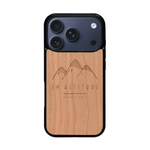 Coque de protection en bois véritable fabriquée en France pour iPhone 17 Pro représentant des montagnes, sur le thème de la randonnée en pleine nature et du trail
