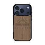 Coque de protection en bois véritable fabriquée en France pour iPhone 17 Pro sur le thème chill avec un motif représentant un couché de soleil sur l'océan et la phrase "Chill out"