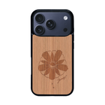 Coque de protection en bois véritable fabriquée en France pour iPhone 17 Pro sur le thème des fleurs et de la montagne avec un motif de gravure représentant les pétales d'une fleur des montagnes