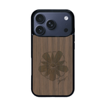 Coque de protection en bois véritable fabriquée en France pour iPhone 17 Pro sur le thème des fleurs et de la montagne avec un motif de gravure représentant les pétales d'une fleur des montagnes