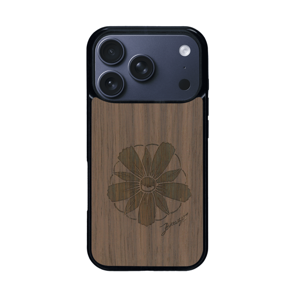 Coque de protection en bois véritable fabriquée en France pour iPhone 17 Pro sur le thème des fleurs et de la montagne avec un motif de gravure représentant les pétales d'une fleur des montagnes