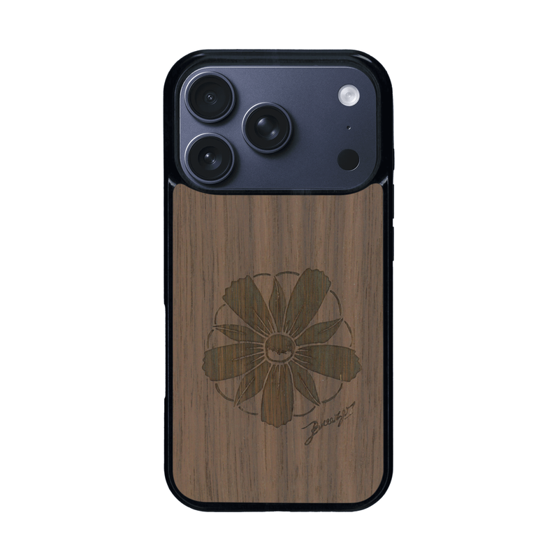 Coque de protection en bois véritable fabriquée en France pour iPhone 17 Pro sur le thème des fleurs et de la montagne avec un motif de gravure représentant les pétales d'une fleur des montagnes