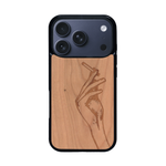 Coque de protection en bois véritable fabriquée en France pour iPhone 17 Pro représentant une main de femme tenant une cigarette de type line art en collaboration avec l'artiste Maud Dabs