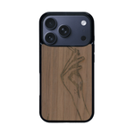 Coque de protection en bois véritable fabriquée en France pour iPhone 17 Pro représentant une main de femme tenant une cigarette de type line art en collaboration avec l'artiste Maud Dabs