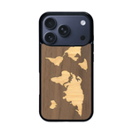 Coque de protection en bois véritable fabriquée en France pour iPhone 17 Pro alliant du bambou et du noyer sur le thème du voyage et de l'aventure représentant une mappemonde