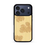 Coque de protection en bois véritable fabriquée en France pour  sur le thème de la nature des arbres avec un motif de gravure représentant des épines de sapin et des pommes de pin