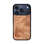 Coque de protection en bois véritable fabriquée en France pour iPhone 17 Pro sur le thème de l'automobile avec une authentique Porsche