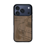 Coque de protection en bois véritable fabriquée en France pour iPhone 17 Pro sur le thème de l'automobile avec une authentique Porsche