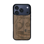 Coque de protection en bois véritable fabriquée en France pour iPhone 17 Pro sur le thème de l'automobile avec une authentique Porsche