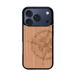 Coque de protection en bois véritable fabriquée en France pour iPhone 17 Pro avec une gravure "rose des vents" sur le thème nautique et de l'océan qui s'inspire des boussoles de pirate
