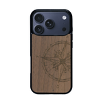 Coque de protection en bois véritable fabriquée en France pour iPhone 17 Pro avec une gravure "rose des vents" sur le thème nautique et de l'océan qui s'inspire des boussoles de pirate