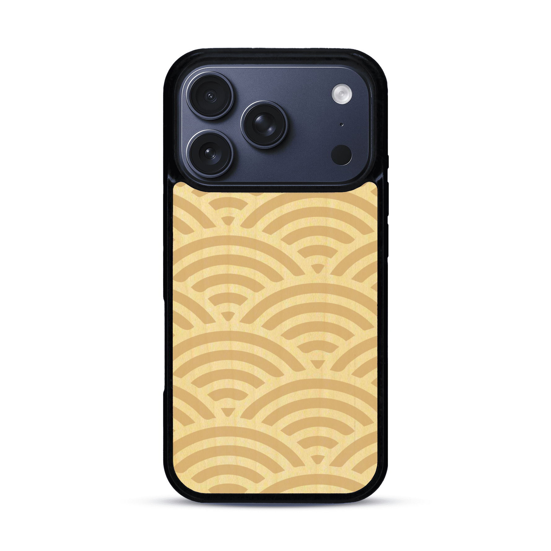 Coque de protection en bois véritable fabriquée en France pour  baptisée "La Sinjak" avec un motif de gravure abstrait représentant la répétition d'un symbole wifi