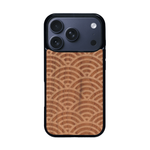 Coque de protection en bois véritable fabriquée en France pour iPhone 17 Pro baptisée "La Sinjak" avec un motif de gravure abstrait représentant la répétition d'un symbole wifi