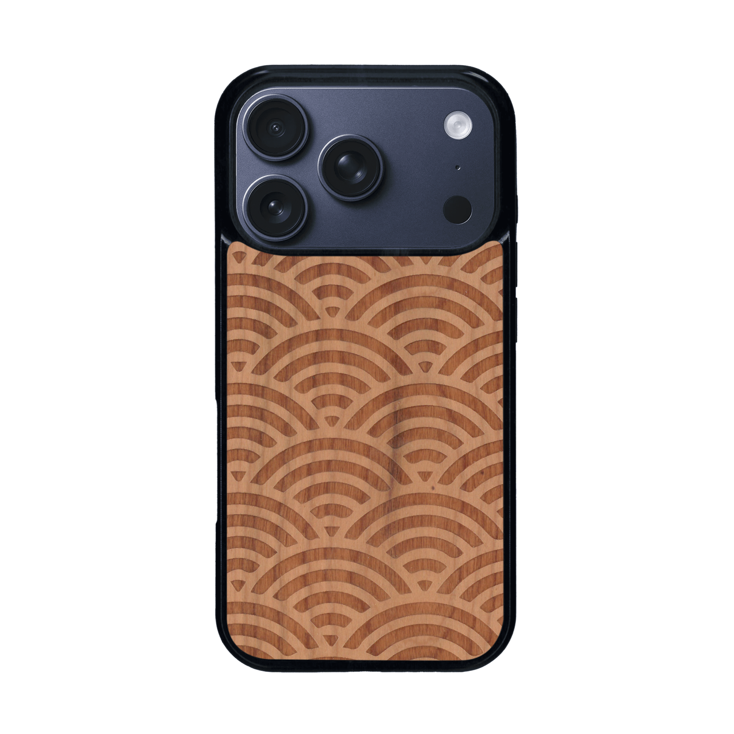Coque de protection en bois véritable fabriquée en France pour iPhone 17 Pro baptisée "La Sinjak" avec un motif de gravure abstrait représentant la répétition d'un symbole wifi