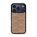 Coque de protection en bois véritable fabriquée en France pour  baptisée "La Sinjak" avec un motif de gravure abstrait représentant la répétition d'un symbole wifi