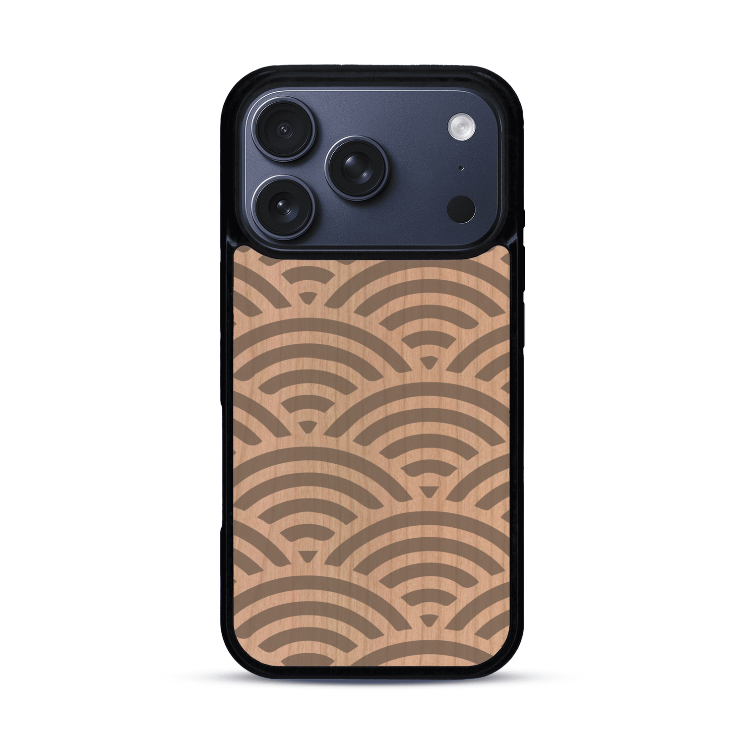 Coque de protection en bois véritable fabriquée en France pour  baptisée "La Sinjak" avec un motif de gravure abstrait représentant la répétition d'un symbole wifi