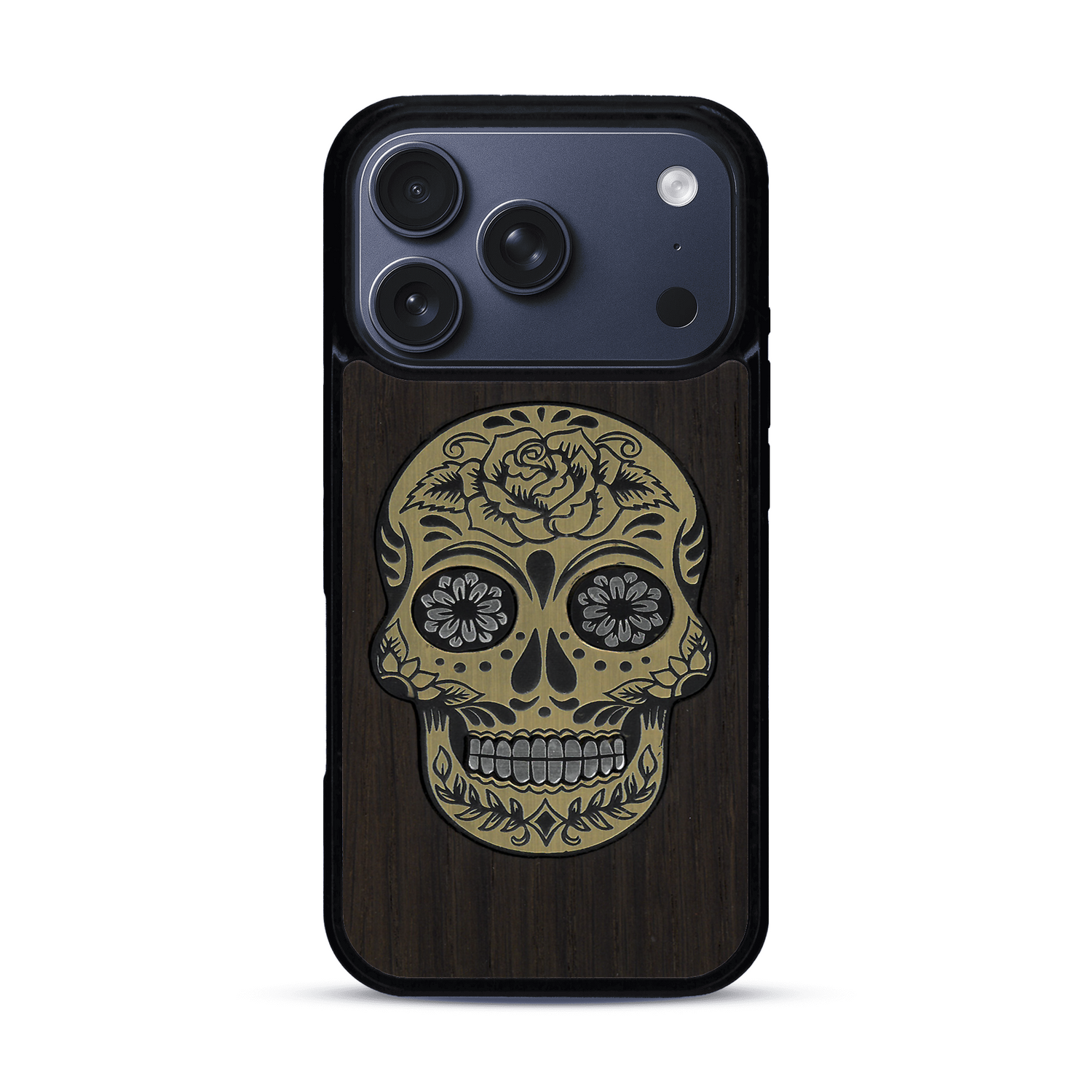 Coque de protection en bois véritable fabriquée en France pour  alliant du chêne fumé avec du métal argenté et doré représentant une tête de mort mexicaine sur le thème Dia de los Muertos