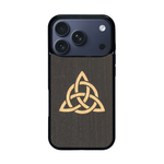 Coque de protection en bois véritable fabriquée en France pour iPhone 17 Pro alliant du chêne fumé et du bambou représentant une triquetra