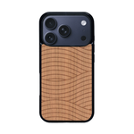 Coque de protection en bois véritable fabriquée en France pour iPhone 17 Pro avec un motif moderne et minimaliste sur le thème waves et wavy représentant les vagues de l'océan