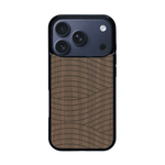 Coque de protection en bois véritable fabriquée en France pour iPhone 17 Pro avec un motif moderne et minimaliste sur le thème waves et wavy représentant les vagues de l'océan