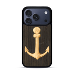 Coque de protection en bois véritable fabriquée en France pour  sur le thème nautique avec un bois clair et un bois foncé représentant une ancre de bateau