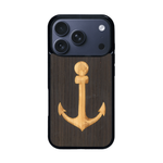 Coque de protection en bois véritable fabriquée en France pour iPhone 17 Pro sur le thème nautique avec un bois clair et un bois foncé représentant une ancre de bateau