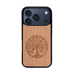 Coque de protection en bois véritable fabriquée en France pour iPhone 17 Pro sur le thème de la spiritualité et du yoga avec une gravure zen représentant un arbre de vie