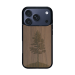 Coque de protection en bois véritable fabriquée en France pour iPhone 17 Pro sur le thème de la nature, de la fôret et de l'écoresponsabilité avec une gravure représentant un arbre 