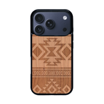 Coque de protection en bois véritable fabriquée en France pour iPhone 17 Pro avec des motifs géométriques s'inspirant des temples aztèques, mayas et incas