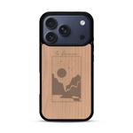 Coque de protection en bois véritable fabriquée en France pour  sur le thème du camping en pleine nature et du bivouac avec la phrase "Aventure is out there"