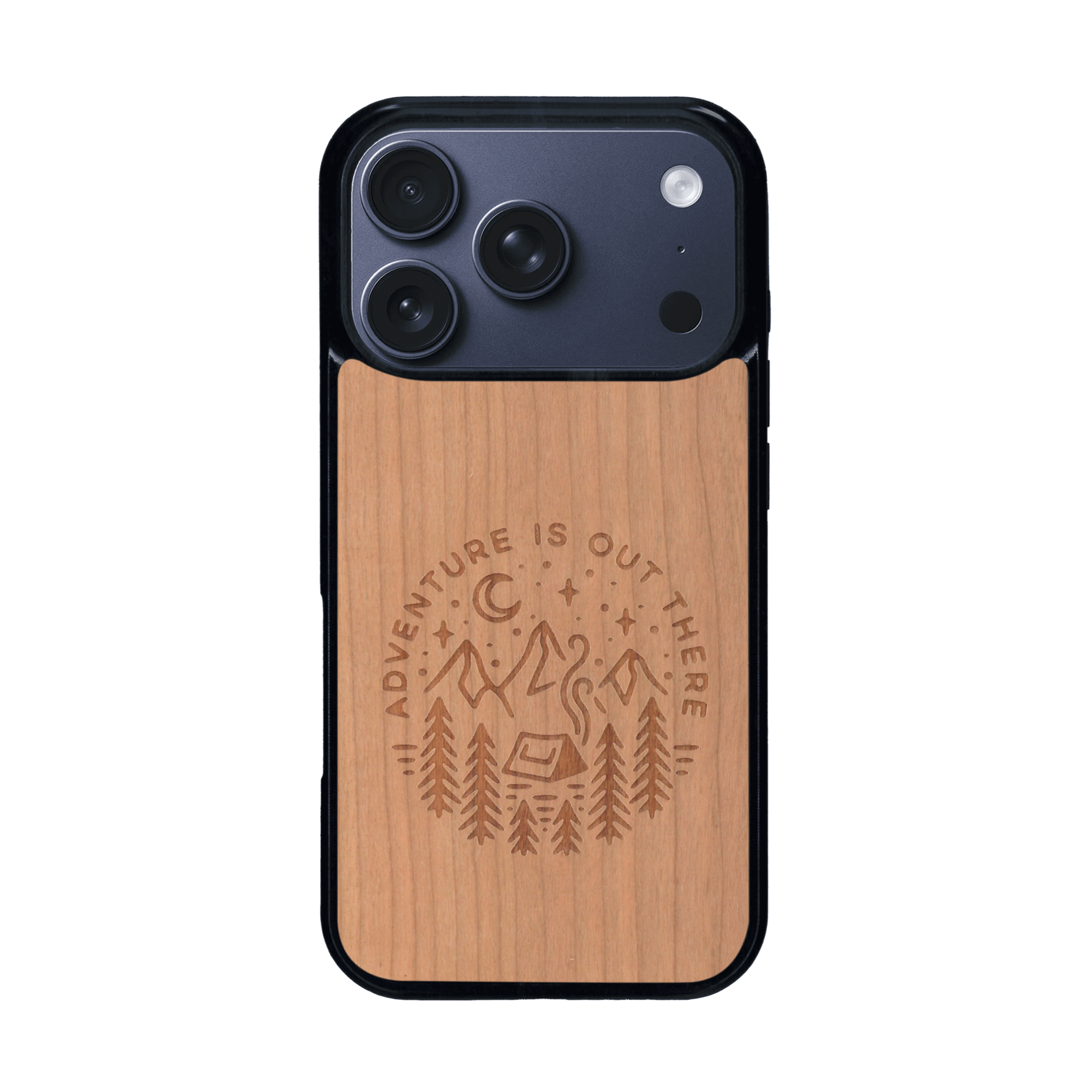 Coque de protection en bois véritable fabriquée en France pour iPhone 17 Pro sur le thème du camping en pleine nature et du bivouac avec la phrase "Aventure is out there"